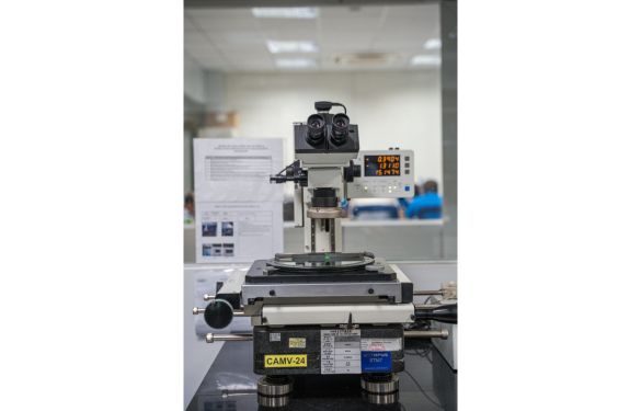 Measuring microscope for testing precision molds and dies